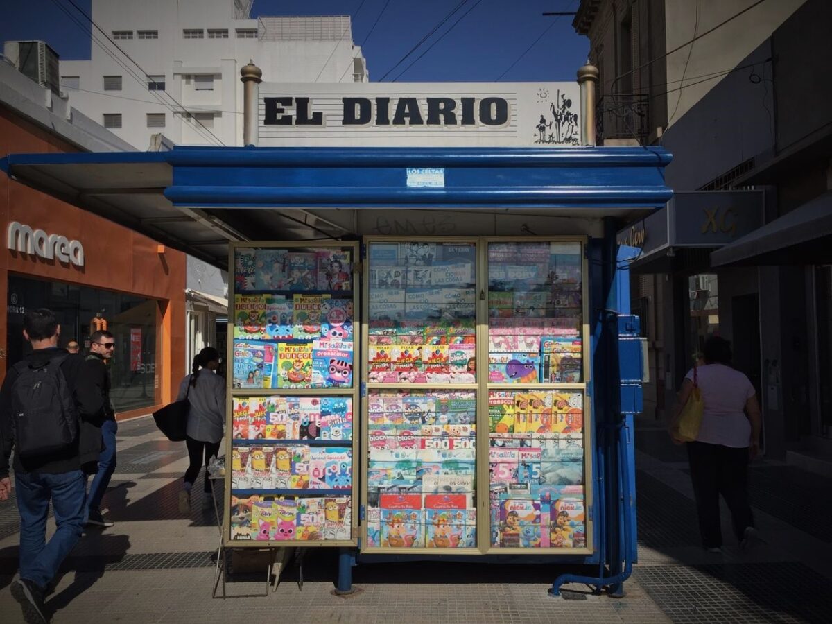 Kiosco con diarios y revistas en la Peatonal de Paraná
